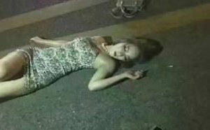 半夜杀出个碰瓷的性感美女睡在跟前 你会强操她吗