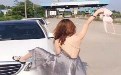 脱胸罩打劫的美女,色男一定会上勾 脱胸罩打劫的美女,色男一定会上勾