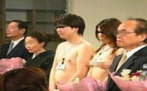 裸体婚礼：新郎新娘竟然脱得一丝不挂