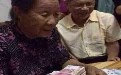 老太婆打牌赢了好多钱哦 果真姜还是老的辣