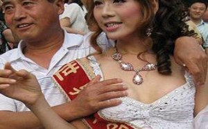 流氓图片：世界小姐遭到合影男人咸猪手摸奶抓奶