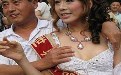 流氓图片：世界小姐遭到合影男人咸猪手摸奶抓奶