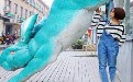 妹子把兔子腿掰开看 原来兔子没有小鸡鸡呀！