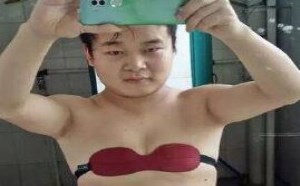 春哥搞笑图片：专为男人定制的胸罩 呵呵