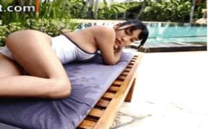 沙滩性感比基尼美女日光浴被偷拍
