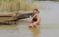 光屁屁小屁孩水中嬉戏图片欣赏