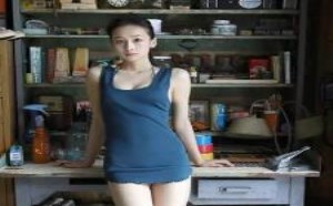 美女在家中不穿裤子勾引人犯罪私房照