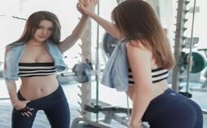 前凸后翘丰满的健身房美女图片