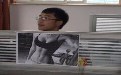恶搞男同事图：估计他再也不敢抬头看！