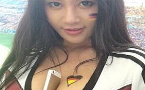 大胸妹夹的真紧 拔都拔不出来了