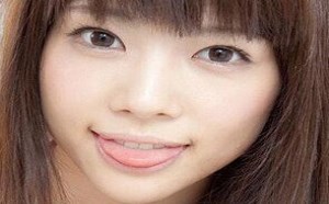 私房照：萌妹子嘟嘟小舌头扒床上性感图片