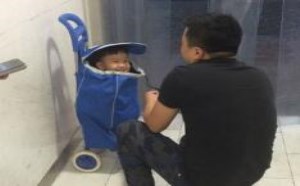 搞笑吧：把孩子放在拉杆箱里避雨是个不错方法