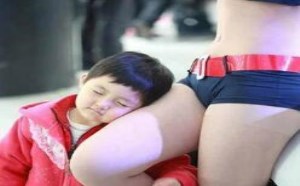 抱着美女阿姨的大白腿睡觉真享受