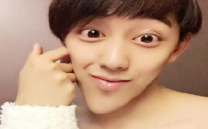 大眼睛尖下巴怪异美女图片