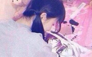 被逼疯的宅女 看到男人的就想靠上去