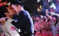为争夺苹果6奖励,这些男女当街接吻也够拼的 为争夺苹果6奖励,这些男女当街接吻也够拼的