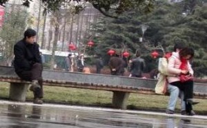 左右都是帅哥抱美女 你这个电灯泡夹在中间不觉得尴尬?