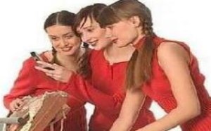 色小孩，看到美女裙底下有什么东西了吗？