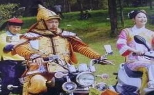 搞笑吧：现代版乾隆皇帝下江南的场景