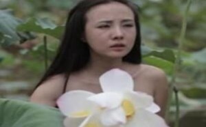 美女脱衣图：干露露荷花丛中大尺度全裸拍艳照