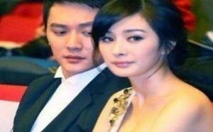 男人本色搞笑图片：冯绍峰看到美女也不例外