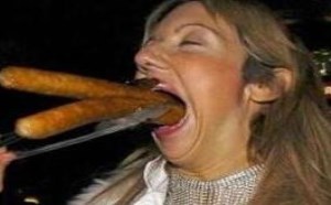 美女口味真大，两根火腿肠都能驾驭