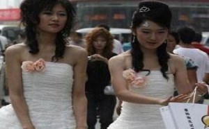 男人的福利：街头惊现"免费试用"美女，要来一个吗？