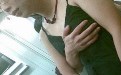 地铁上一女子被咸猪手摸胸部,看大家表情是咋样的 地铁上一女子被咸猪手摸胸部,看大家表情是咋样的