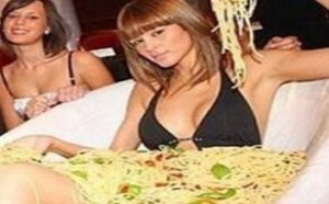 用美女的洗澡水泡的方便面，你敢吃吗？