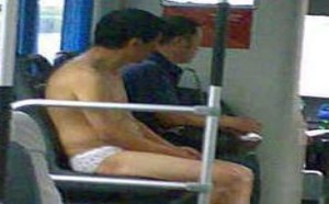 在公交车上抓拍到火辣男乘客穿三角裤图片