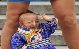 社会百态图片：世界最矮男子与最长的女人美腿图片