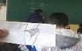 趁老师转过身去时恶搞老师的学生