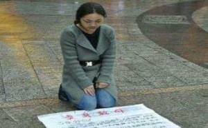妹子到底是有多缺钱，竟然当街求卖身