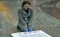 妹子到底是有多缺钱，竟然当街求卖身