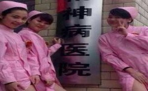 有这么性感风骚的护士，相信好多男人没病都想进去看