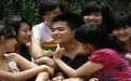 糗事百科图片：小伙被一群美女调戏