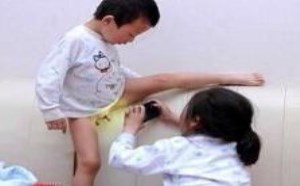 色女孩趁妈妈不在家偷拍弟弟的小鸡鸡