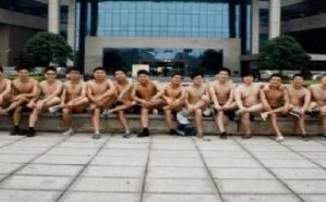 社会百态图片：一窝光棍男人成城市亮点
