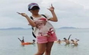 美女拍个照，后面那帮男人也来凑合凑合