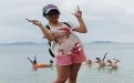 美女拍个照，后面那帮男人也来凑合凑合
