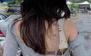 别以为是衣服大，是美女专门露后背给大家看的