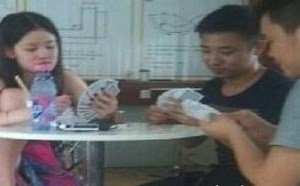 美女看你这坐姿，两位男人肯定无心打牌了 你准赢...