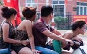哥们好福气啊~~~前后都是美女夹击...