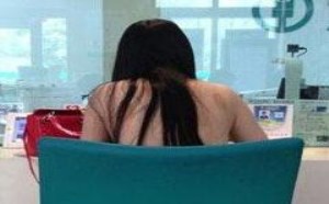 有女屌丝坐正，据说那天来办业务的人超多