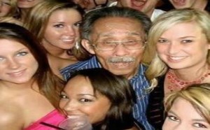 大爷真幸福 身边有如此多的美女帅哥陪伴