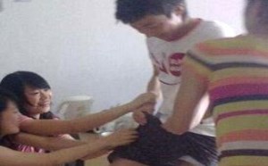 帅哥被三名美女强行非礼流氓图片