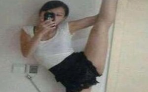 瞧，要这样才能拍出美女的霸气来