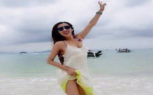 美女裙子再掀高一点，更能拍出大长腿哟