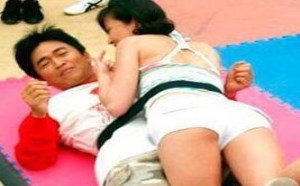活动中美女一不小心扑倒在男人的怀里