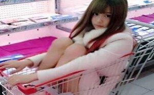 这么标致的美女是在哪里买的啊